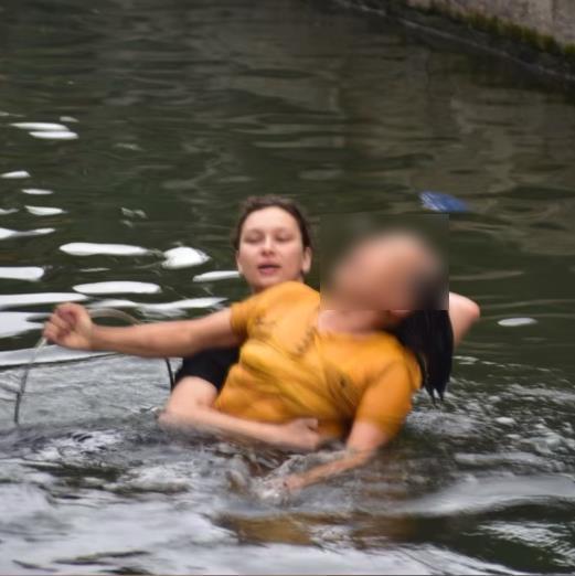 众盈易配 俄罗斯女孩跳入河中勇救落水者，目击者：这姑娘真的很OK！